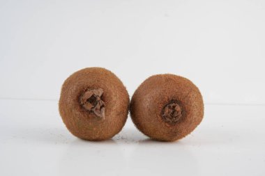 İzole edilmiş beyaz arka plana iki kivi meyvesi yerleştirilmiş. Kadın memeleri ve meme uçları metaforu..