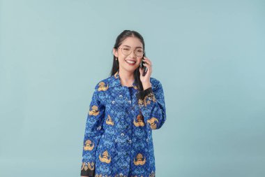 Mavi batik üniformalı ve gözlüklü bir kadın iş için arıyor. PNS devlet memuru kavramı.