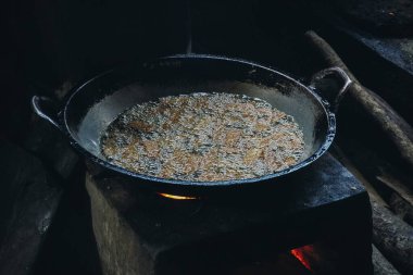 Tempeh ya da tempo sağlıklı yiyecekler büyük bir kızartma tavasında kızartılıyor ya da pişiriliyor..