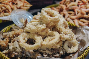 Geleneksel pazarda satılan bir sepet kızarmış kalamar..