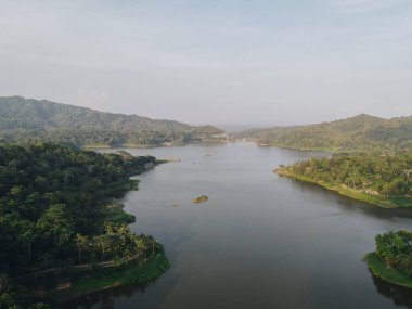 Kulonprogo, Yogyakarta, Endonezya 'da aydınlık bir günde Sermo Gölü adlı berrak gölün en üst hava manzarası.