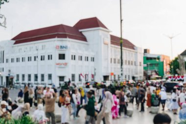 Titik Nol 'daki BNI banka binası ile kalabalık Yogyakarta şehrinin bulanık fotoğrafları.