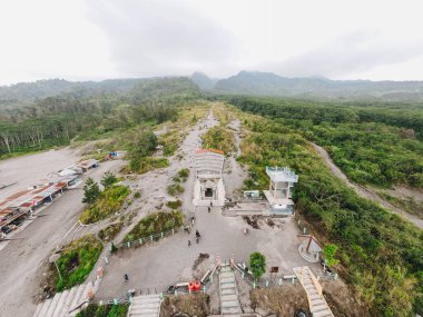 Bunker Kaliadem 'in hava manzarası, aktif Merapi volkanı, Yogyakarta, Endonezya manzaralı terk edilmiş beton sığınak..