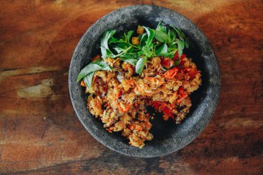 Sambal Tempe ya da Baharatlı Tempe Sambel, Endonezya 'dan lezzetli geleneksel bir yemek biber ve limon fesleğeni ile karıştırılmış tempo..