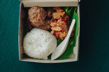 Nasi kotak, pirinç, sebze ve meze içeren Endonezya pirinç kutusudur. Önemli bir olayı anmak için başkalarıyla paylaşılır..