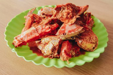 Bir deniz ürünleri restoranında tatlı ve ekşi sosla pişirilmiş lezzetli yengeç tabağı..