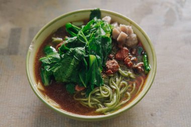 Bir kase Java tavuklu şehriye ya da köfte soslu mie ayam, kahverengi çorba ve zengin, doyurucu bir tadı var..