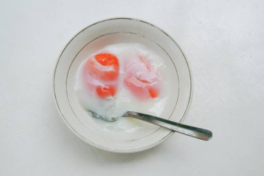 Beyaz kasede servis edilen yarı haşlanmış yumurta tabağı. Sağlıklı yiyecek, omega-3 ve hayvan proteini kavramı.