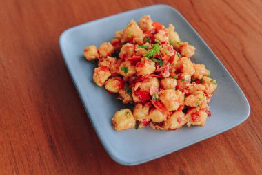 Tahu cabe garam, acı biberli ve soğanlı kızarmış tofu yemeği, Endonezya 'dan lezzetli bir atıştırmalık..