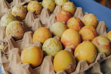 Brebes veya Telor Asin Bakar Brebes 'ten bir karton ızgara tuzlanmış yumurta. Tuzlu ördek yumurtaları korunmuş, sonra da kahverengiye kadar yanarak pişirilmiş..