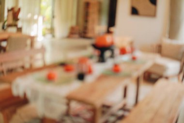 Satılık raflarla dolu bir ev aletleri mağazasındaki koridorun bulanık görüntüsü..