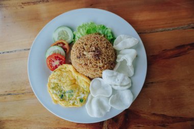 Nasi goreng ya da kızarmış pirinç, beyaz pirinç, yumurta, soğan, sarımsak, arnavut biberi, tatlı soya sosu ve diğer tatlardan yapılan Endonezya tabağıdır..