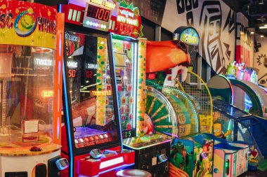 Endonezya 'daki bir alışveriş merkezinde, oyun makineleri ve bineklerle dolu, Timezone adında bir oyun merkezinin içi..