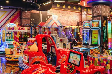 Endonezya 'daki bir alışveriş merkezinde, oyun makineleri ve bineklerle dolu, Timezone adında bir oyun merkezinin içi..