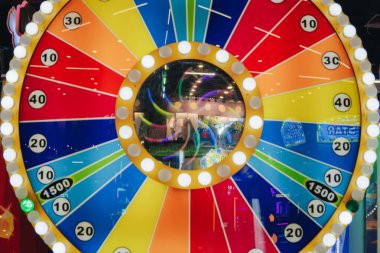 Üzerinde numaralar olan renkli bir çark, festival veya oyun atari salonunda yaygın bir oyun.