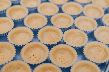 Mini tart fincanlarının üst görüntüsünü kapat, boş hamur işi tart kabuğu.