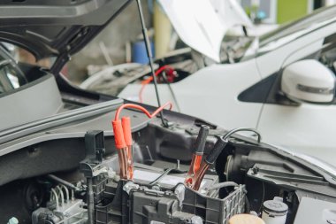 Otomobil şarj pil booster jumper kabloları ile taburcu.