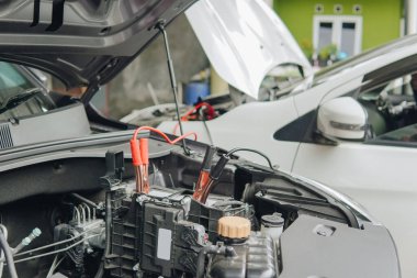 Otomobil şarj pil booster jumper kabloları ile taburcu.