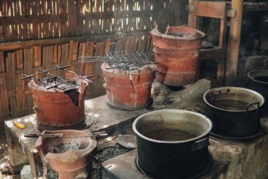 Endonezya 'daki geleneksel mutfağın portresi ve geleneksel klasik bir evin içindeki atmosfer çoğunlukla lezzetli yemekler hazırlamak için kullanılır.