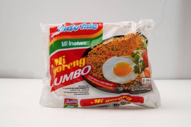 Yogyakarta, Şubat 2025: Indomie Goreng veya Stir-Fry Noodles. Indomie Endonezya hazır şehriye markası ve dünyanın en büyük hazır şehriye üreticilerinden biri..