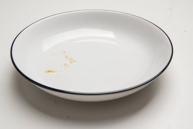 Öğle yemeğinden sonra ya da akşam yemeğinden sonra, beyaz arka planla izole edilmiş boş bir tabak..