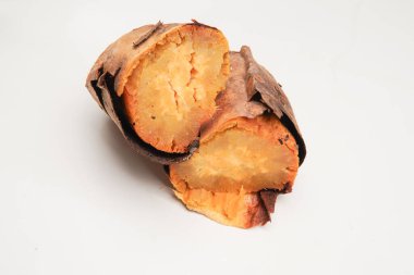 Tatlı patates ya da Ubi Cilembu ya da Endonezya 'dan Ubi madu beyaz arka planda izole edilmiş..