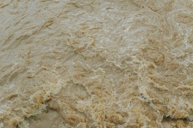 Nehirdeki güçlü akıntı, şiddetli sonbahar yağmurlarından sonra sular çamurlu oldu..