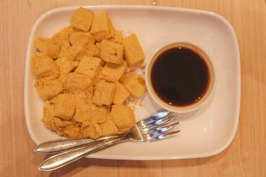 Warabimochi adlı geleneksel Japon aperatifinin yakın plan fotoğrafı yapışkan pirinç veya mochi ve kinako 'dan yapılır..