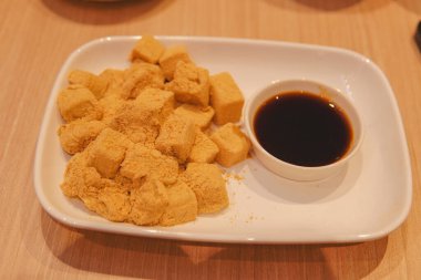 Warabimochi adlı geleneksel Japon aperatifinin yakın plan fotoğrafı yapışkan pirinç veya mochi ve kinako 'dan yapılır..