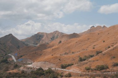 Endonezya, Labuan Bajo 'daki Golo Mori adası tepe ve dağ yolunun manzarası.