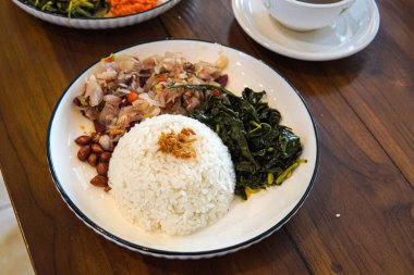 Bir tabak Sei Sapi veya Beef Sei, Endonezya geleneksel füme et yemeği, kaynamış kaju yaprağı ve sambal luat veya sambal matah ile servis edilir..