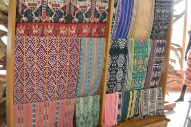 Çeşitli Endonezya geleneksel desenleri ve tasarımlarıyla renkli tekstil görüntüsü.
