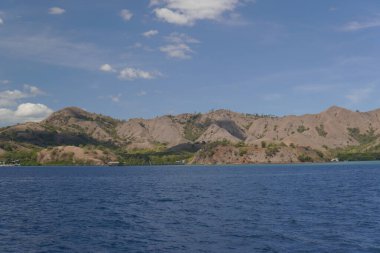 Labuan Bajo, Endonezya 'da arka planda mavi gökyüzü olan dağ manzarası.