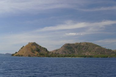 Labuan Bajo, Endonezya 'da arka planda mavi gökyüzü olan dağ manzarası.