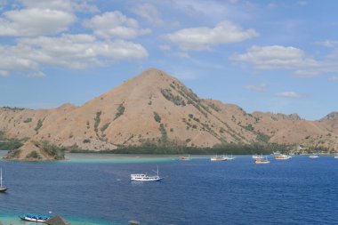 Labuan Bajo, Endonezya 'da arka planda mavi gökyüzü olan dağ manzarası.