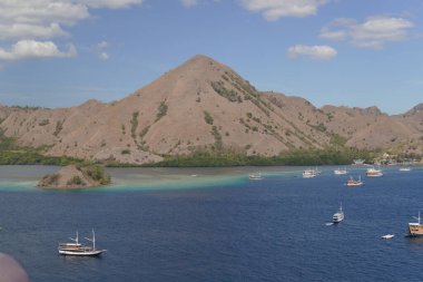 Labuan Bajo, Endonezya 'da arka planda mavi gökyüzü olan dağ manzarası.