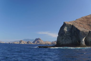 Labuan Bajo, Endonezya 'da arka planda mavi gökyüzü olan dağ manzarası.