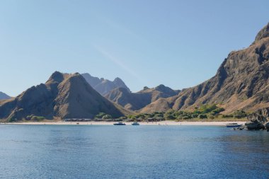 Labuan Bajo, Endonezya 'da arka planda mavi gökyüzü olan dağ manzarası.