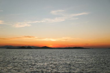 Endonezya 'daki Labuan Bajo adasında günbatımının güzel manzarası.