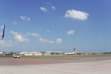 Uçağa binmeden önce havaalanına bir uçak park etmiş..