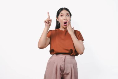 Kahverengi gömlekli, beyaz arka planla izole edilmiş bir şekilde fotokopi odasını gösteren Asyalı bir kadın..