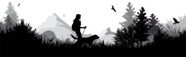 Arka planda dağlarla birlikte köpeğiyle parkta yürüyüş yapan bir kadın silueti. Doğanın ve vahşiliğin sembolü..