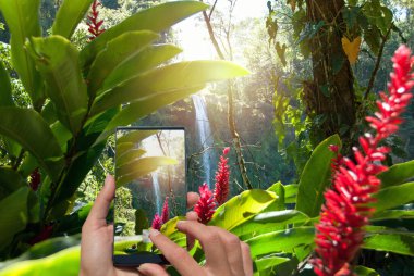 Nehirdeki cep telefonu şelalesinde fotoğraf çekiliyor..