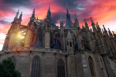 Kilise, tapınak dramatik gökyüzü ve güneş ışığı.