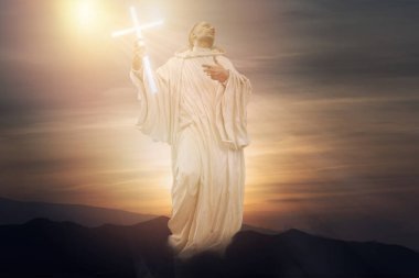 Tanrı 'nın hayali kutsal heykel, haçlı ve dramatik gökyüzü..