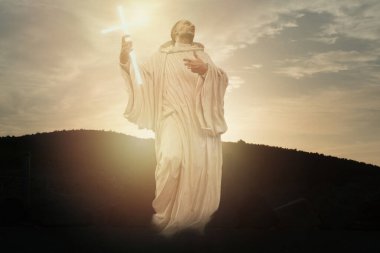 Tanrı 'nın hayali kutsal heykel, haçlı ve dramatik gökyüzü..