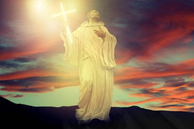 Tanrı 'nın hayali kutsal heykel, haçlı ve dramatik gökyüzü..