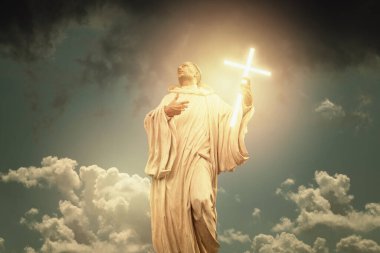 Tanrı 'nın hayali kutsal heykel, haçlı ve dramatik gökyüzü..