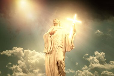 Tanrı 'nın hayali kutsal heykel, haçlı ve dramatik gökyüzü..