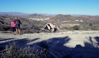 Birlikte dağlara geziye çıkmış bir çift..